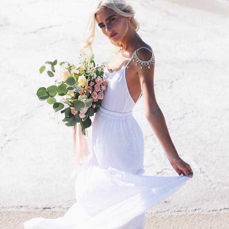 robe mariée bretelle avec épaulette strass pour mariage boho-chic plage
