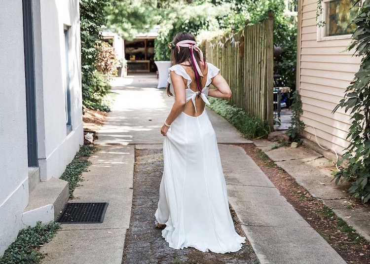 rubans roses dans les cheveux comme accessoires mariage bohème chic