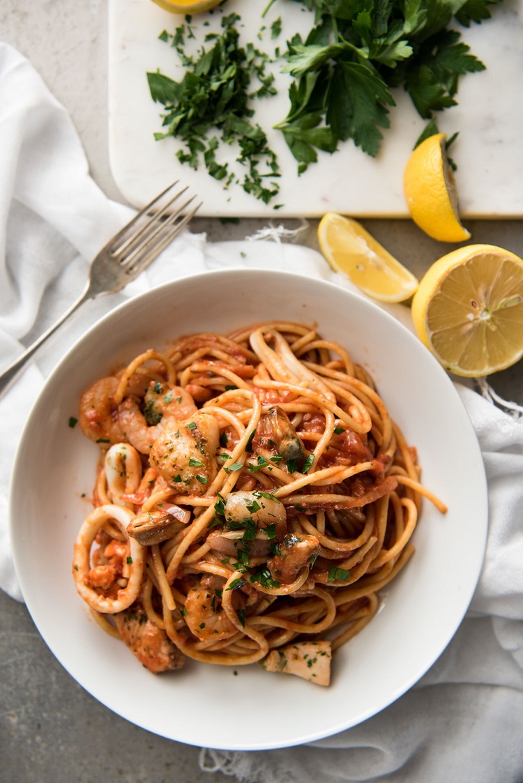 spaghetti aux fruits de mer sauce marinara crevettes