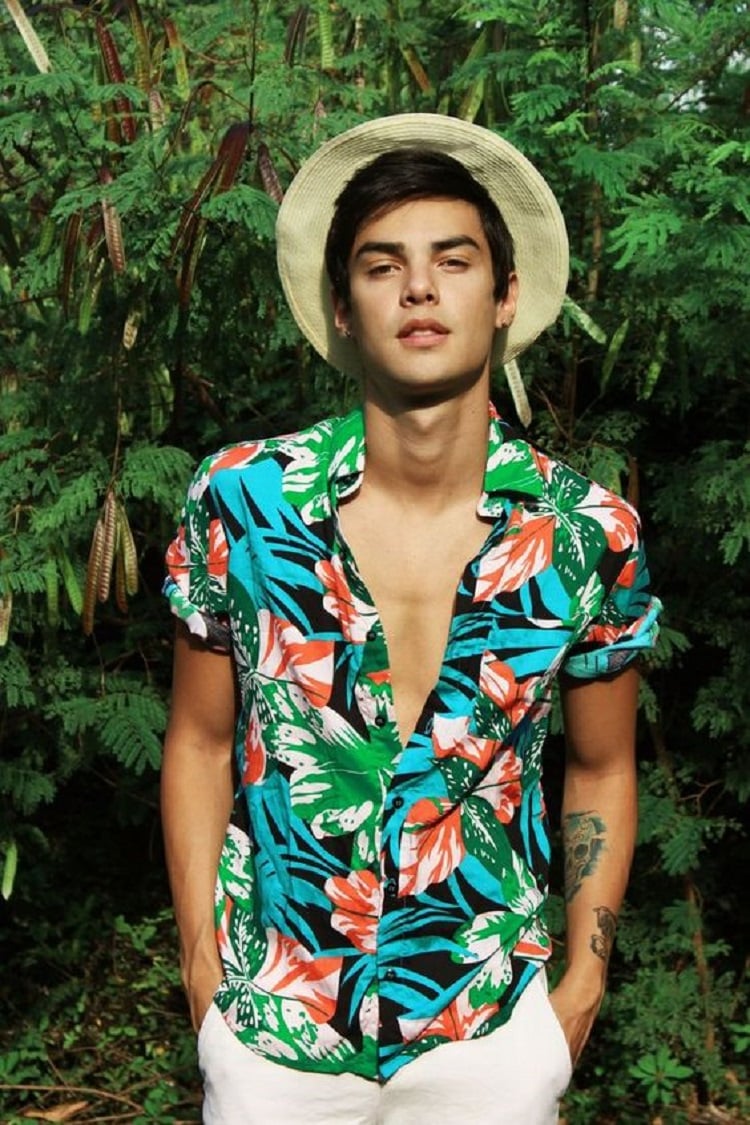 tenue été homme tendance chemisette hawaïenne accessoires incontournables saison estivale 2018