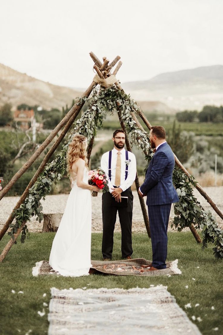 tipi de branches et feuilles comme autel de mariage bohème chic