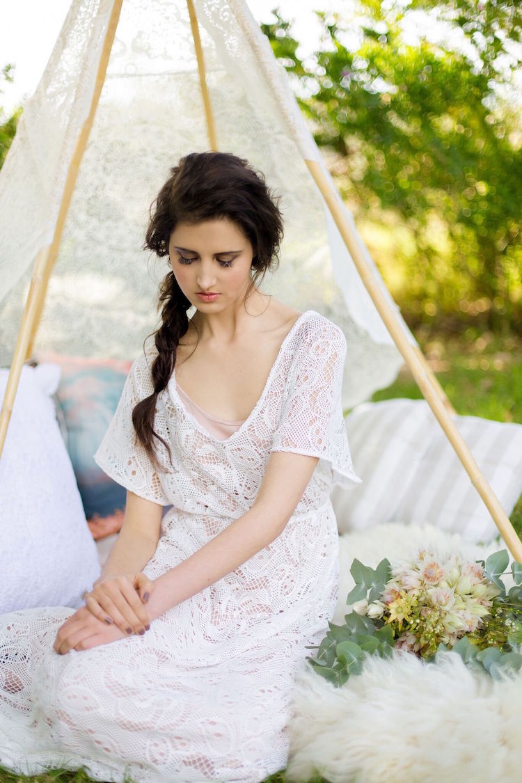 tipi en dentelle avec coussins de sol pour mariage bohème chic