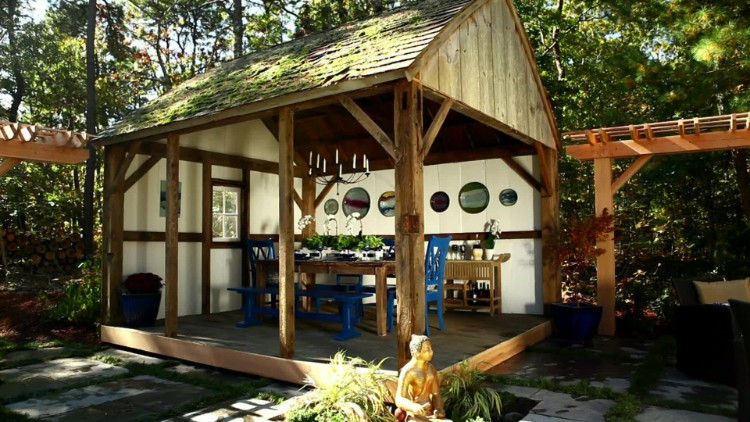 abri de jardin bois coin repas extérieur moderne