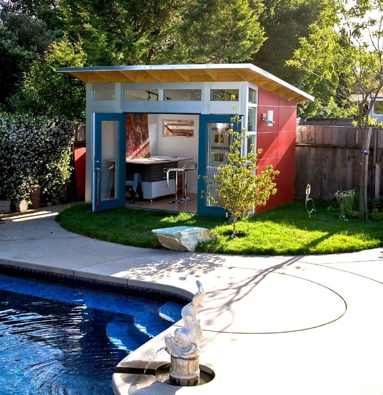 abri de jardin bois transformé bureau domicile donnant sur piscine