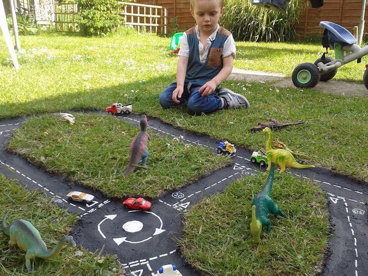 aire de jeux pour enfants au jardin DIY -circuit voitures dinosaures