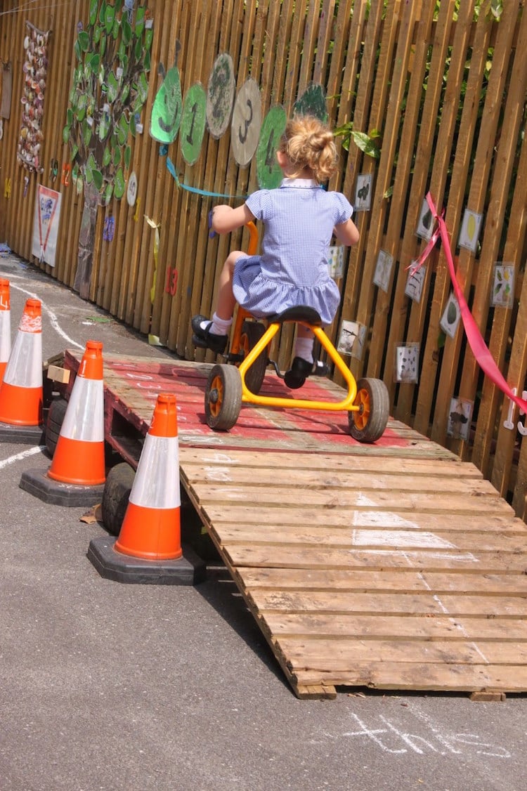 aire de jeux pour enfants à réaliser au jardin - rampe vélo en palettes