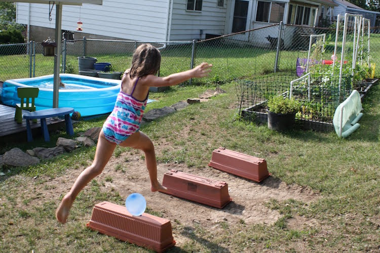 aire de jeux pour enfants façon course à obstacles à réaliser au jardin