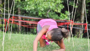 aire de jeux pour enfants façon course à obstacles ramper sous cordes