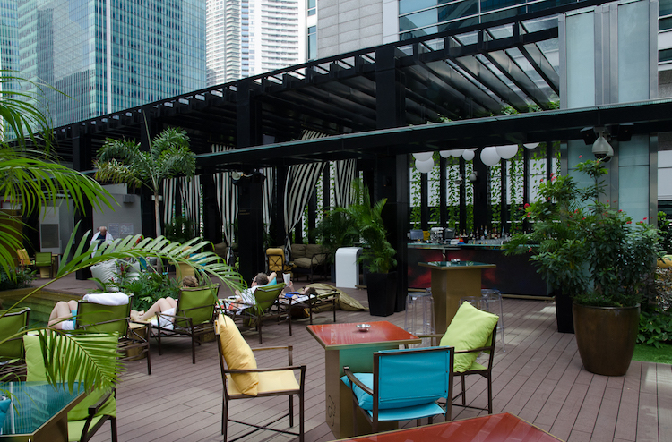 aménagement toit terrasse avec jardinières - HI-SO Rooftop Bar à Singapore