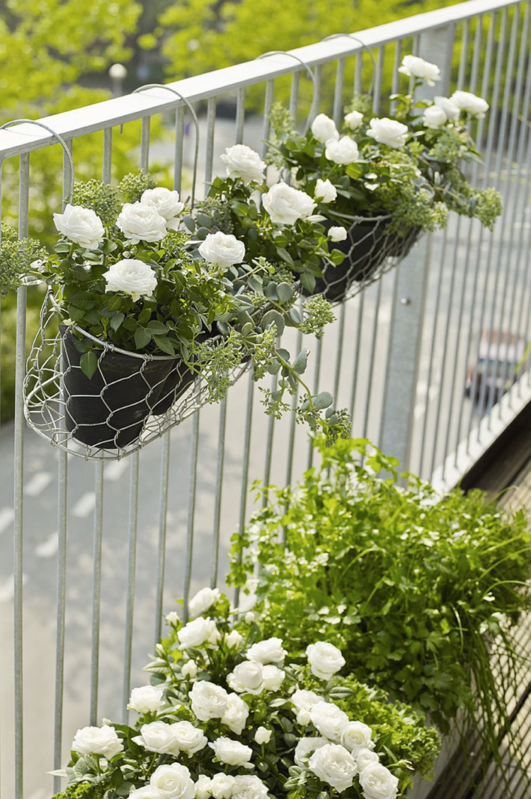 aménagement petit balcon style shabby chic déco pots fleurs suspendus