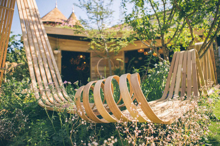 banc de jardin en spirale en bois cintré via le créateur Tom Raffield
