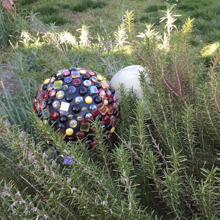 boule decorative pour jardin deco cailloux verre multicolores boule beton