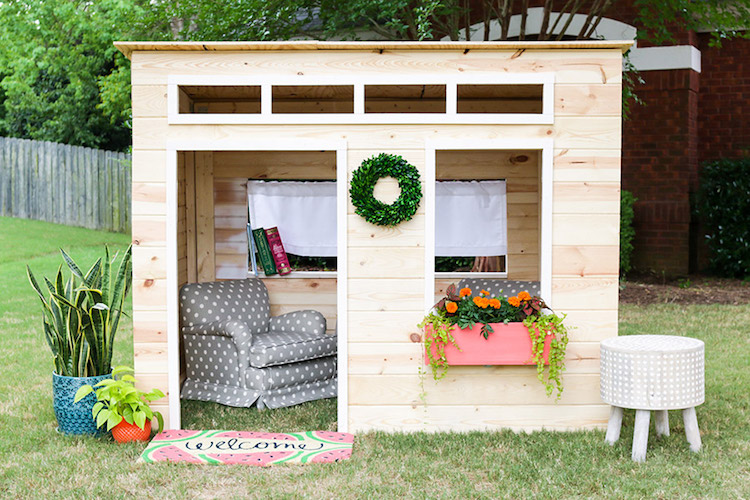 cabane de jardin pour enfant bois deco fleurs fauteuil paillasson jenwoodhouse