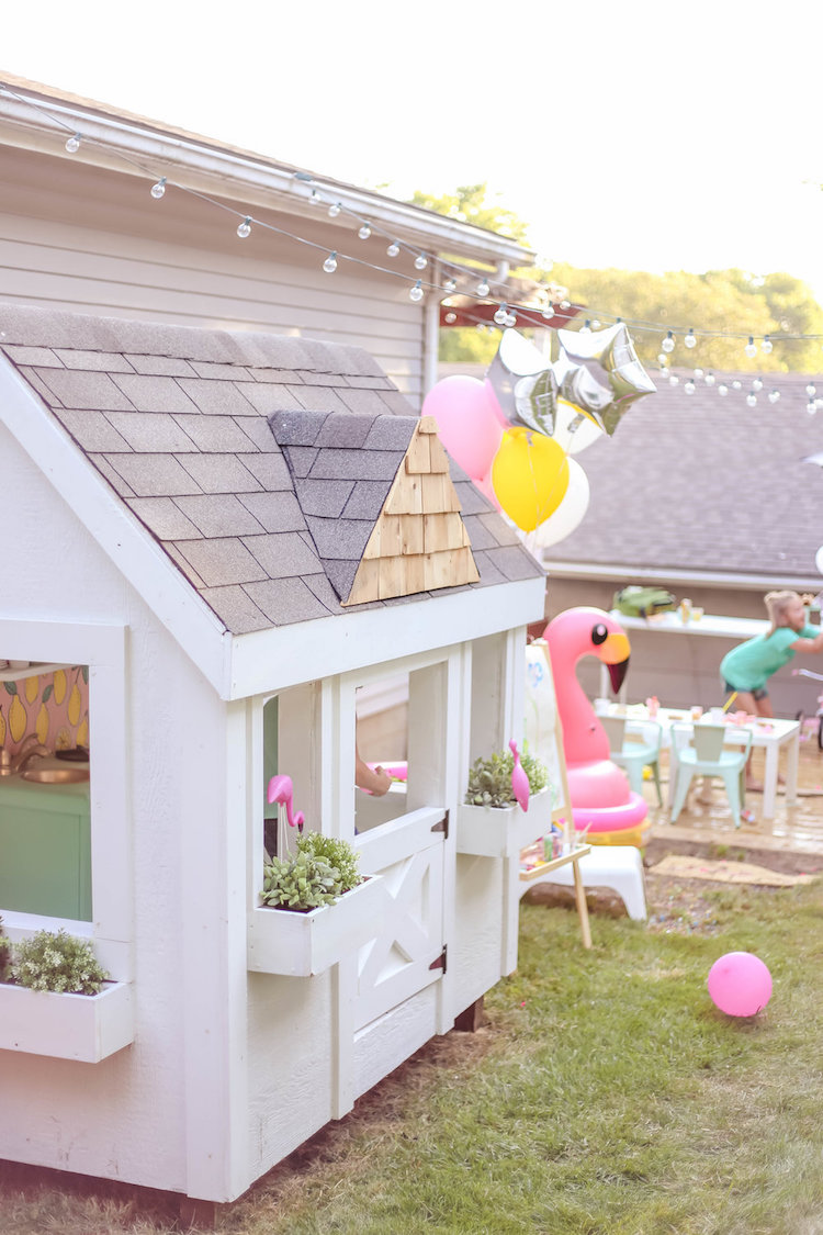 cabane de jardin pour enfant personnalisee guirlande lumineuse ballons