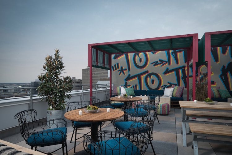 café-bar de toit-terrasse avec pergolas à Nouvelle-Orléans Louisiane