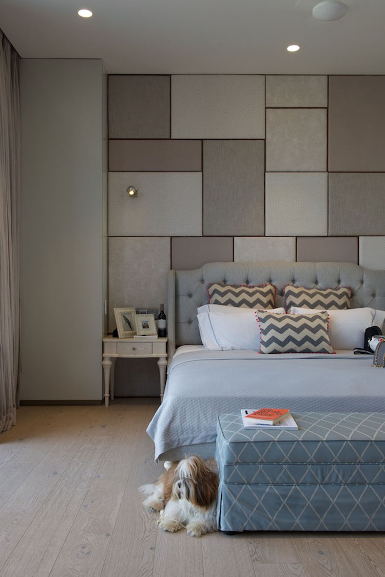chambre grise mur accent panneau tapisse plancher bois
