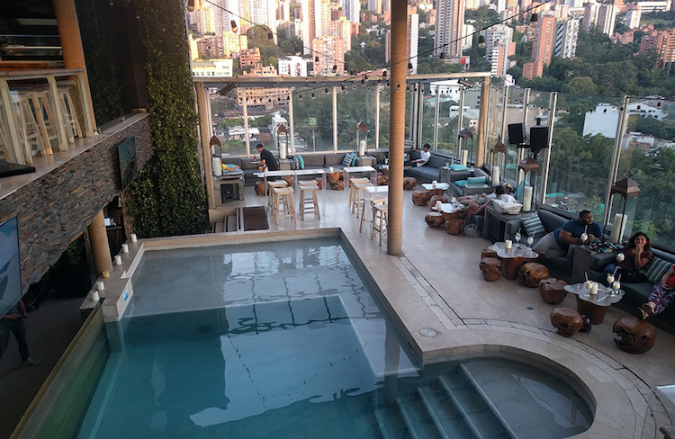 club toit terrasse moderne à Medellin Colombie- la ville du printemps éternel
