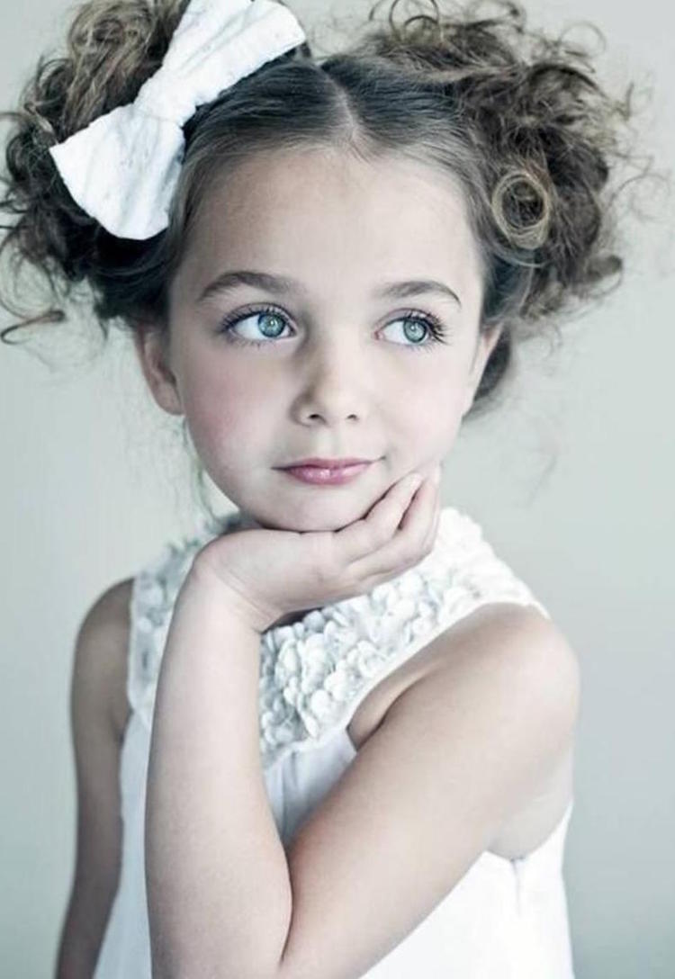 coiffure pour petite fille cheveux boucles accessoire noeud blanc