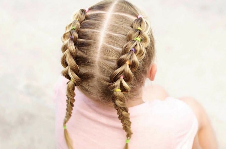 coiffure pour petite fille deux tresses elastiques colores