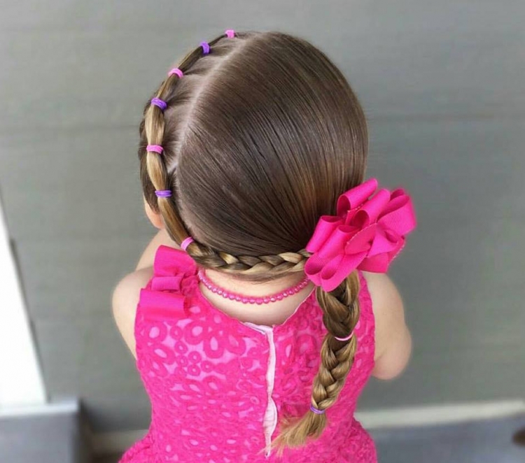 coiffure pour petite fille ete tresses variees elastiques colores noeud rose