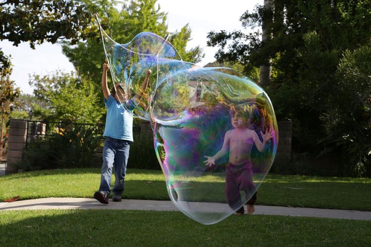 comment faire des bulles de savon géantes atelier DIY enfants recette facile