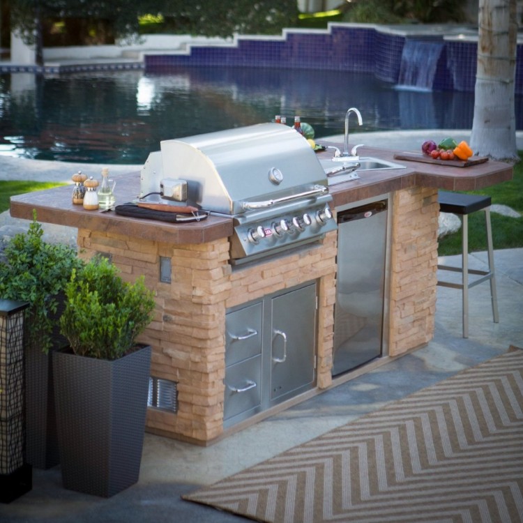 cuisine extérieure d'été donnant sur psicine moderne design pierre barbecue pratique