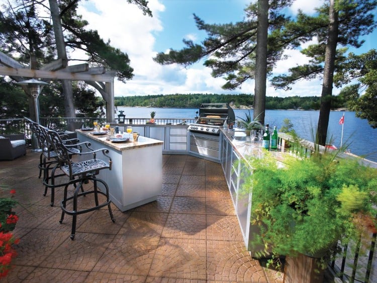 cuisine extérieure d'été modulable idée aménagement terrasse maison contemporaine donnant lac montagnes