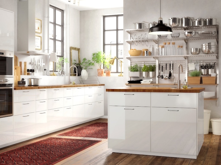 cuisine équipée IKEA Ringhult en blanc immaculé et bois chaleureux