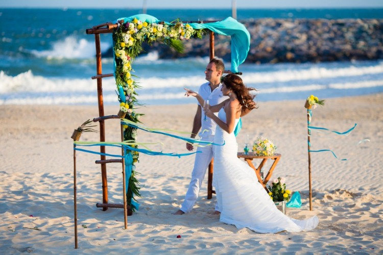 cérémonie nuptiale au bord de la mer robe de mariée plage