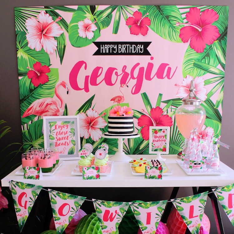 deco anniversaire flamant rose buffet de sucreries thematique cucpakes boissons roses guirlande papier imprime fleurs tropicales