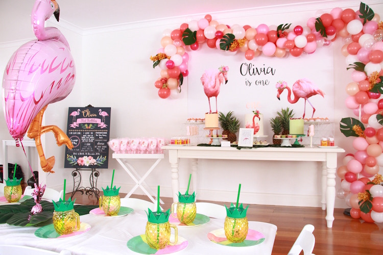 deco anniversaire flamant rose buffet sucreries guirlande ballons flamant rose gonflable verres ananas