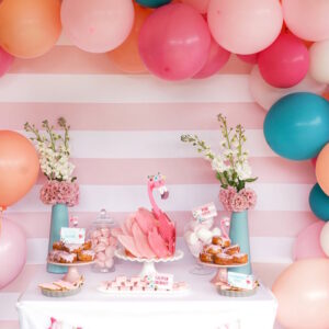 deco anniversaire flamant rose buffet sucreries thematiques biscuits bouchees beignets flamants roses
