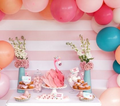 deco anniversaire flamant rose buffet sucreries thematiques biscuits bouchees beignets flamants roses