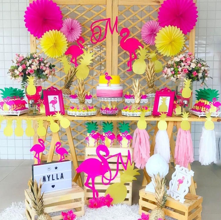 deco anniversaire flamant rose candy bar thematique couleurs jaune rose cyclamen