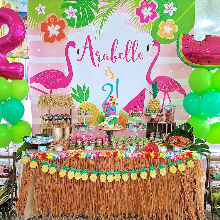 deco anniversaire theme hawai buffet de sucreries cucpakes flamants roses guirlande papier ananas