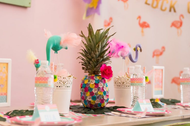 deco table anniversaire enfant theme flamant rose centre table ananas bonbons gelifies