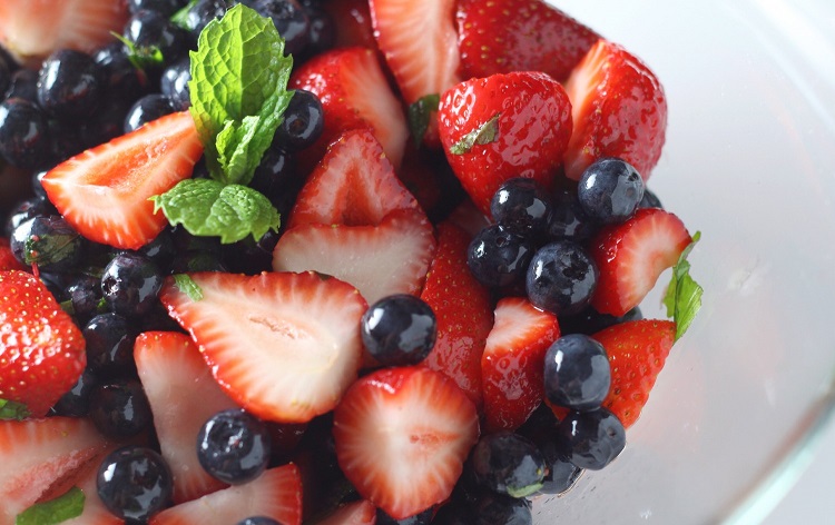 dessert diététique salade de fruits fraises et mûres