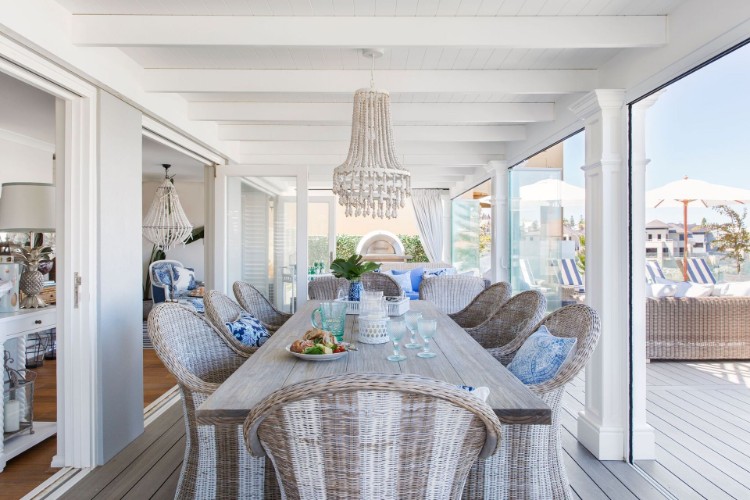 déco bord de mer chic coin repas véranda maison contemporaine style Hamptons
