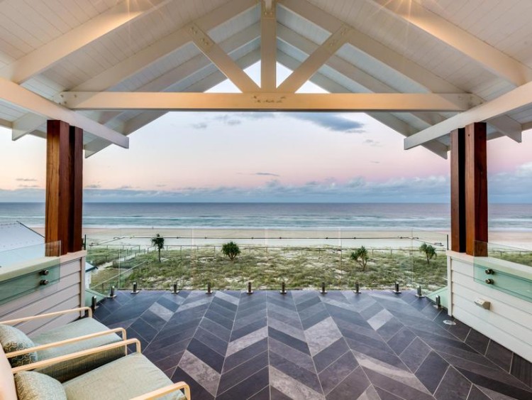 déco bord de mer chic intérieur ouvert extérieur villa moderne style Hamptons Long Island
