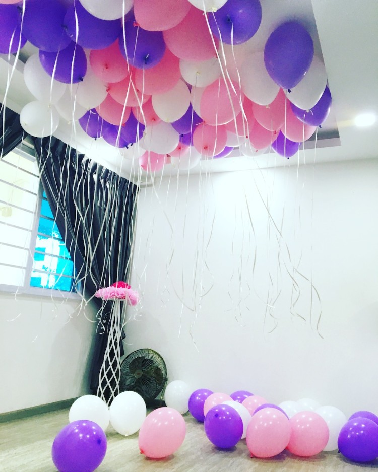 décoration ballon anniversaire nuances roses violettes et blanches