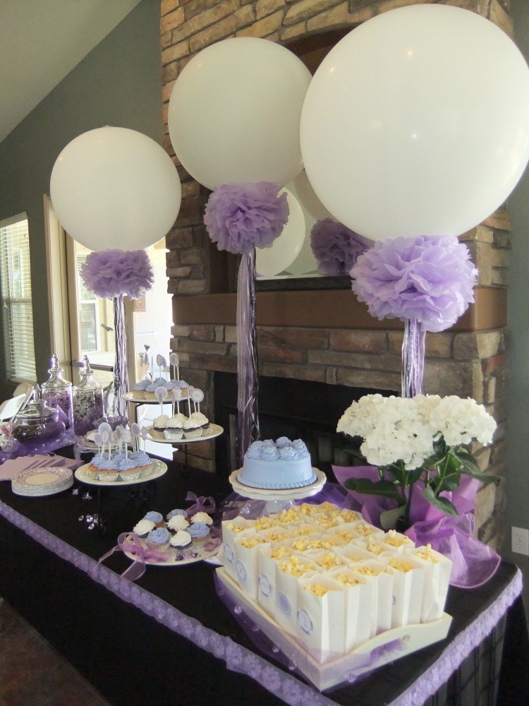 décoration ballon anniversaire touches violettes