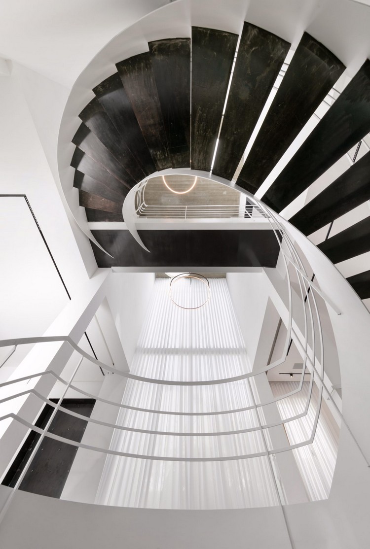 escalier colimacon blanc bois fonce design moderne