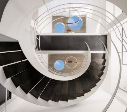 escalier colimacon moderne blanc marches bois fonce