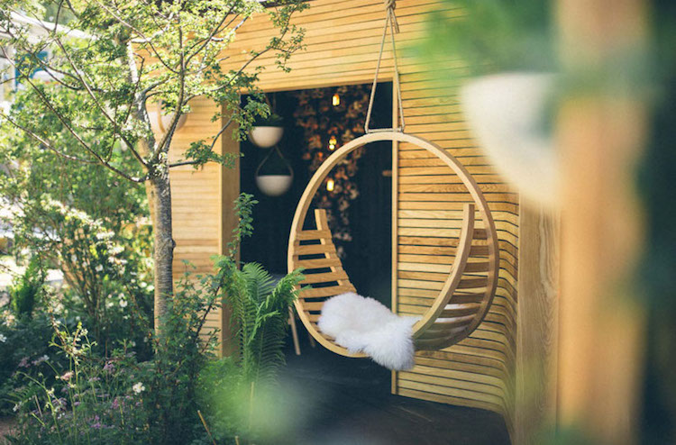 fauteuil de jardin suspendu en bois cintré en cerceau via Tom Raffield