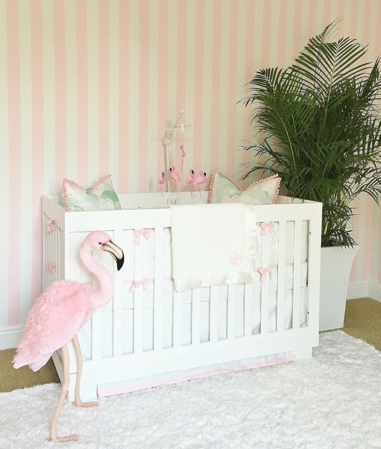 flamant rose déco dans la chambre bébé