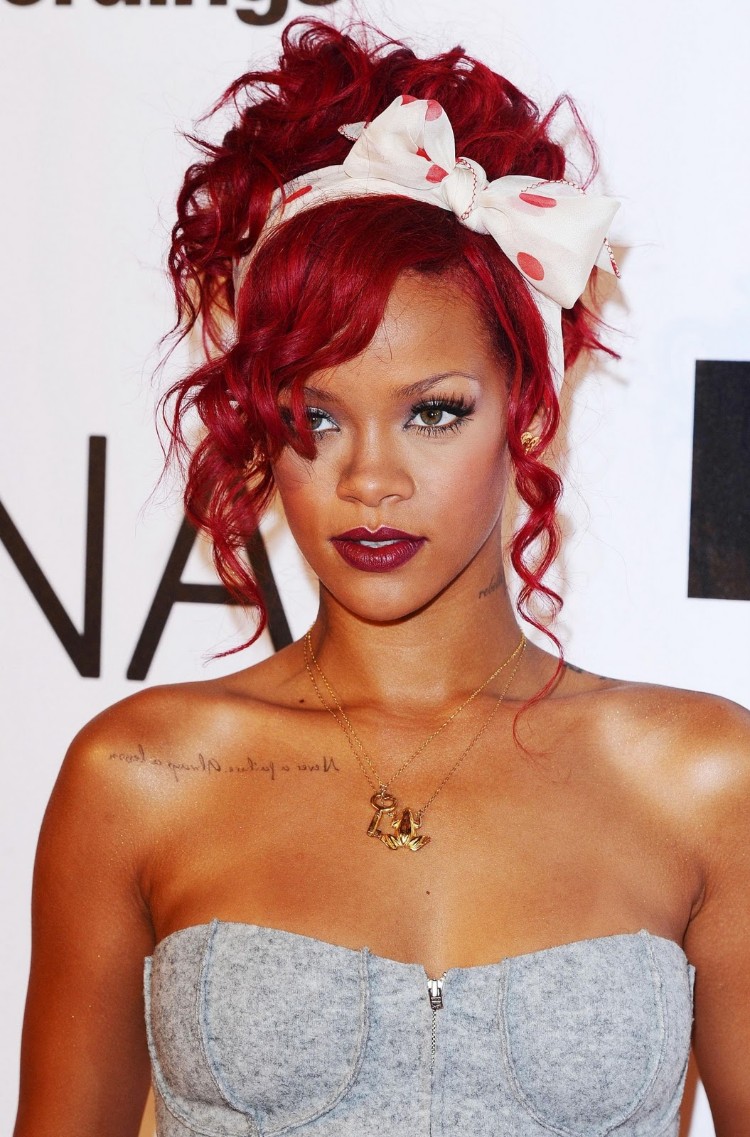 foulard cheveux moderne idée coiffure accessoirisée cheveux bouclés tapis rouge Rihanna