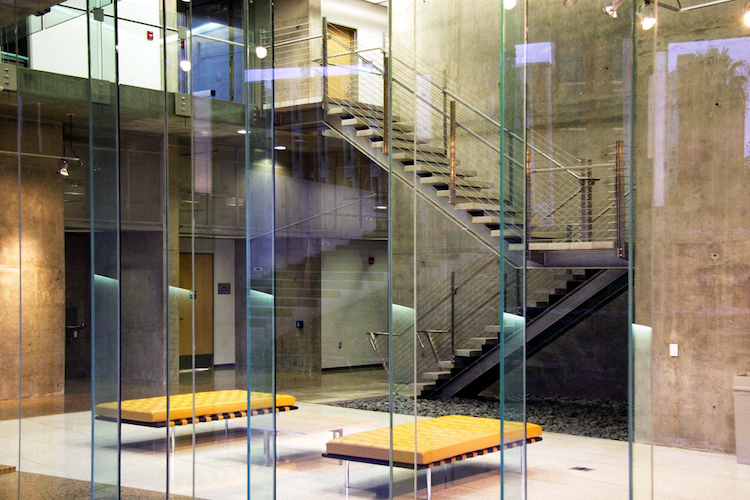grand escalier mezzanine tournant de design ultra-moderne