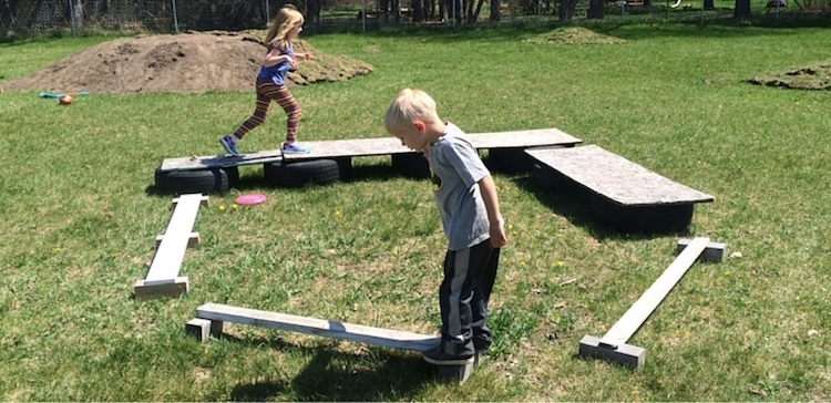idée aire de jeux pour enfants au jardin avec obstacles à surmonter