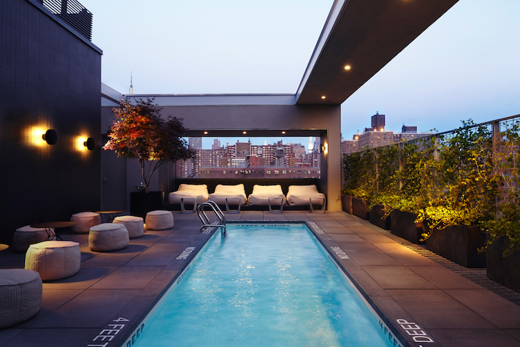 la piscine de toit terrasse moderne de Hôtel Americano NYC États-Unis