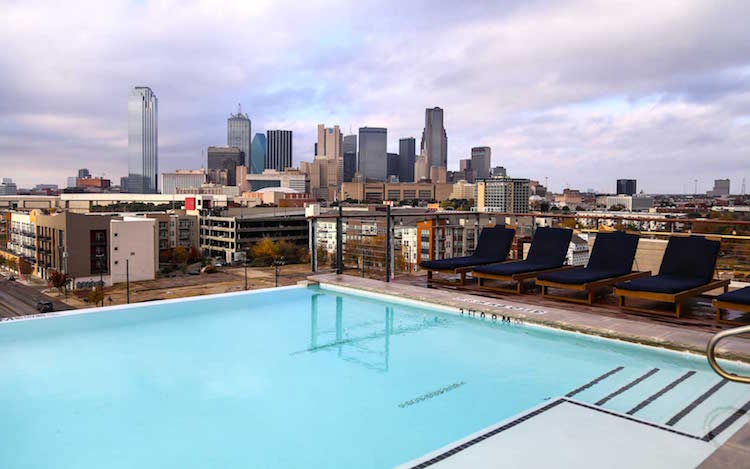 le bar à soda côté piscine sur toit terrasse de NYLO hotel à Dallas
